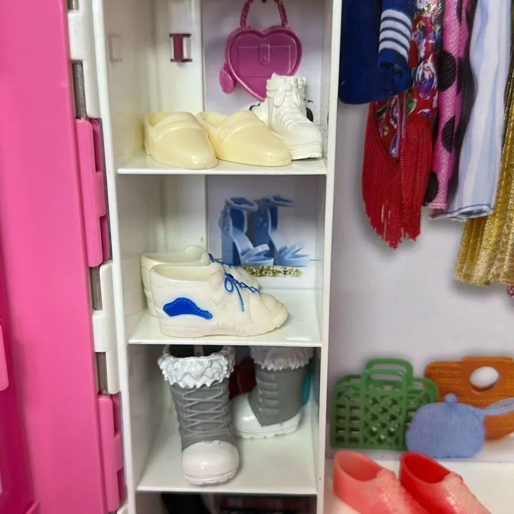 Barbie 2018 Mattel Pink White Wardrobe Clothing Closet 6 pairs shoes 2‎ Handbags
